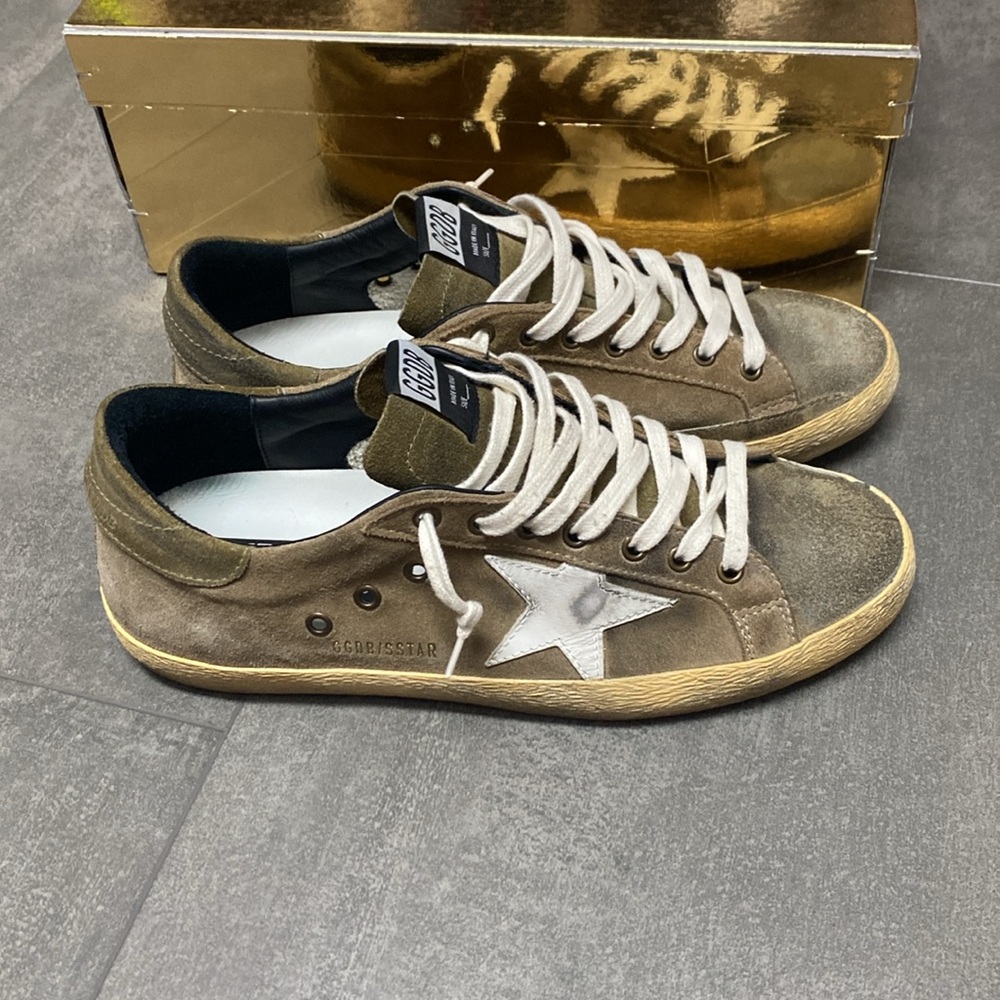 Authentic Like New Distressed Gold Goose Sneaker - Picture 4 of 6